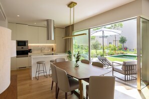 Großer Kühlschrank, Mikrowelle, Ofen, Geschirrspüler