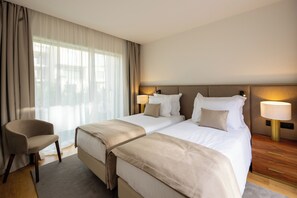 Decoración personalizada, muebles diferentes y cortinas blackout 