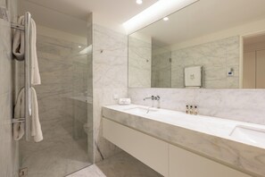 Villa exclusiva, 3 habitaciones, piscina privada, en edificio anexo | Baño | Secador de pelo, toallas, jabón y champú