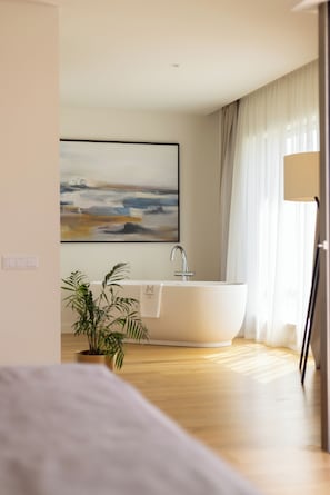 Premium Duplex, 4 Bedrooms, Private Pool, Annex Building | Deep-soaking bathtub