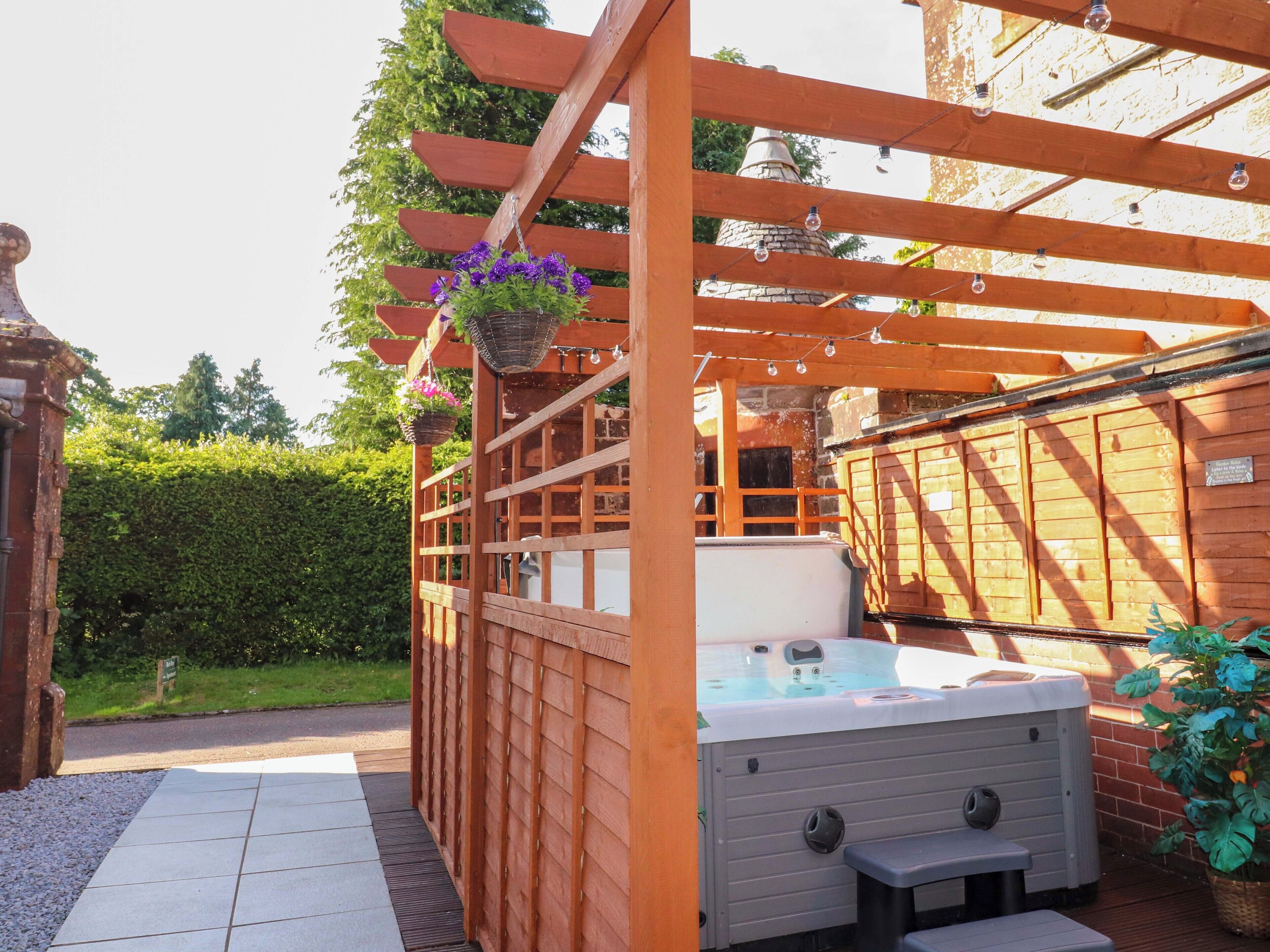 Cottage | Outdoor spa tub