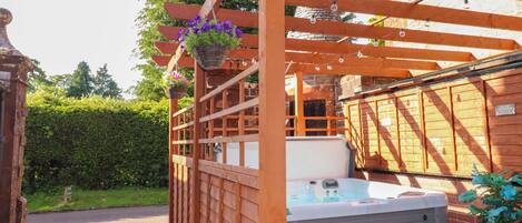 Cottage | Outdoor spa tub