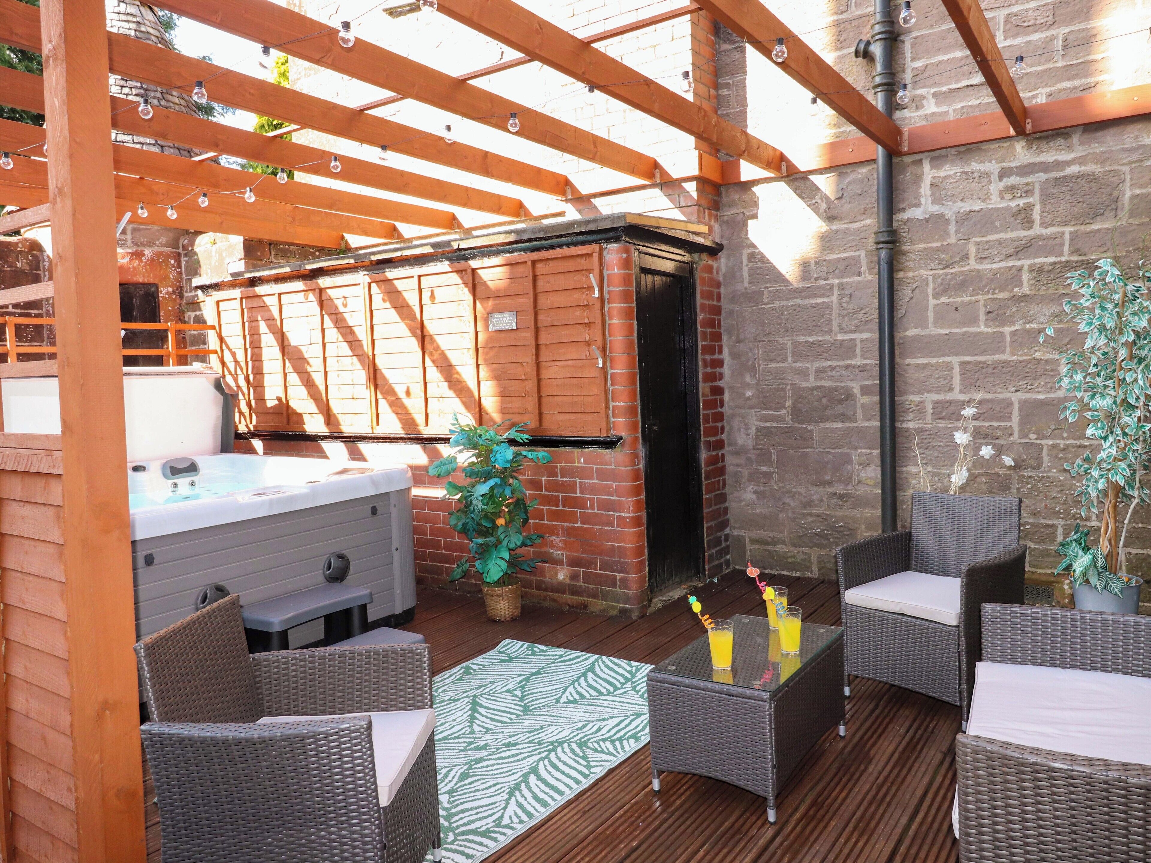 Cottage | Outdoor spa tub