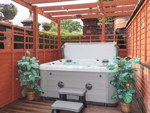 Cottage | Outdoor spa tub