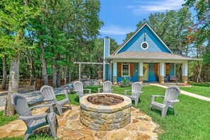 Terrace/patio - Lakehouse Retreat with Game Shed-4 minute walk to Beach, Fishing Cove,& Trails! (Pottsboro)