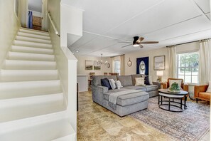 Smart TV, fireplace, ping pong - Lakehouse Retreat with Game Shed-4 minute walk to Beach, Fishing Cove,& Trails! (Pottsboro)