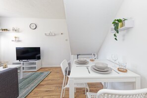 House | Dining - Lovely 2-bed House in Kent - Parking Available (Greenhithe)