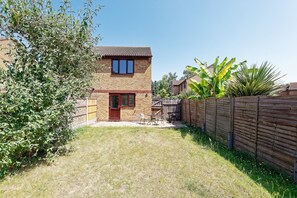 House | Exterior - Lovely 2-bed House in Kent - Parking Available (Greenhithe)