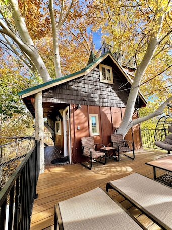 Terrace/patio. Fantasy Treehouse and Resort