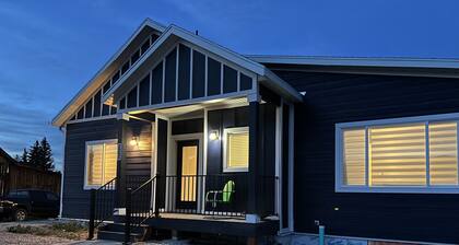 The DogWoods is a dog-friendly house 2 min walk to beach access - 6 bedrooms