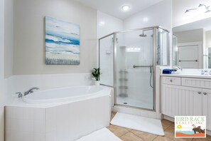 Bathtub, towels - Gulf Breeze Condo #206- Private Boat Ramp! WiFi! Docks to be completed May 2026! (Steinhatchee)