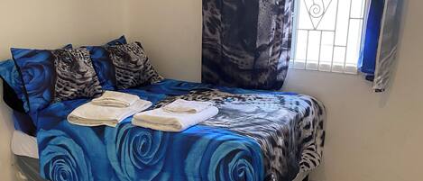 4 makuuhuonetta, silitysrauta/-lauta, ilmainen Wi-Fi, vuodevaatteet