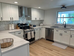 冷蔵庫、コンロ、コーヒー / ティーメーカー、調理器具と食器