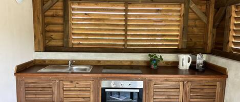 Microones, forn, placa de cuina i cafetera i tetera