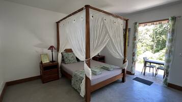 2 bedrooms, travel cot, bed sheets