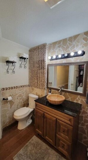 Doccia, asciugacapelli, asciugamani, sapone