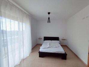 3 makuuhuonetta, silitysrauta/-lauta, ilmainen Wi-Fi, vuodevaatteet