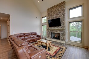 TV, fireplace - Hot Tub & Fire Pit: Blue Ridge Mtn Cabin! (Franklin)