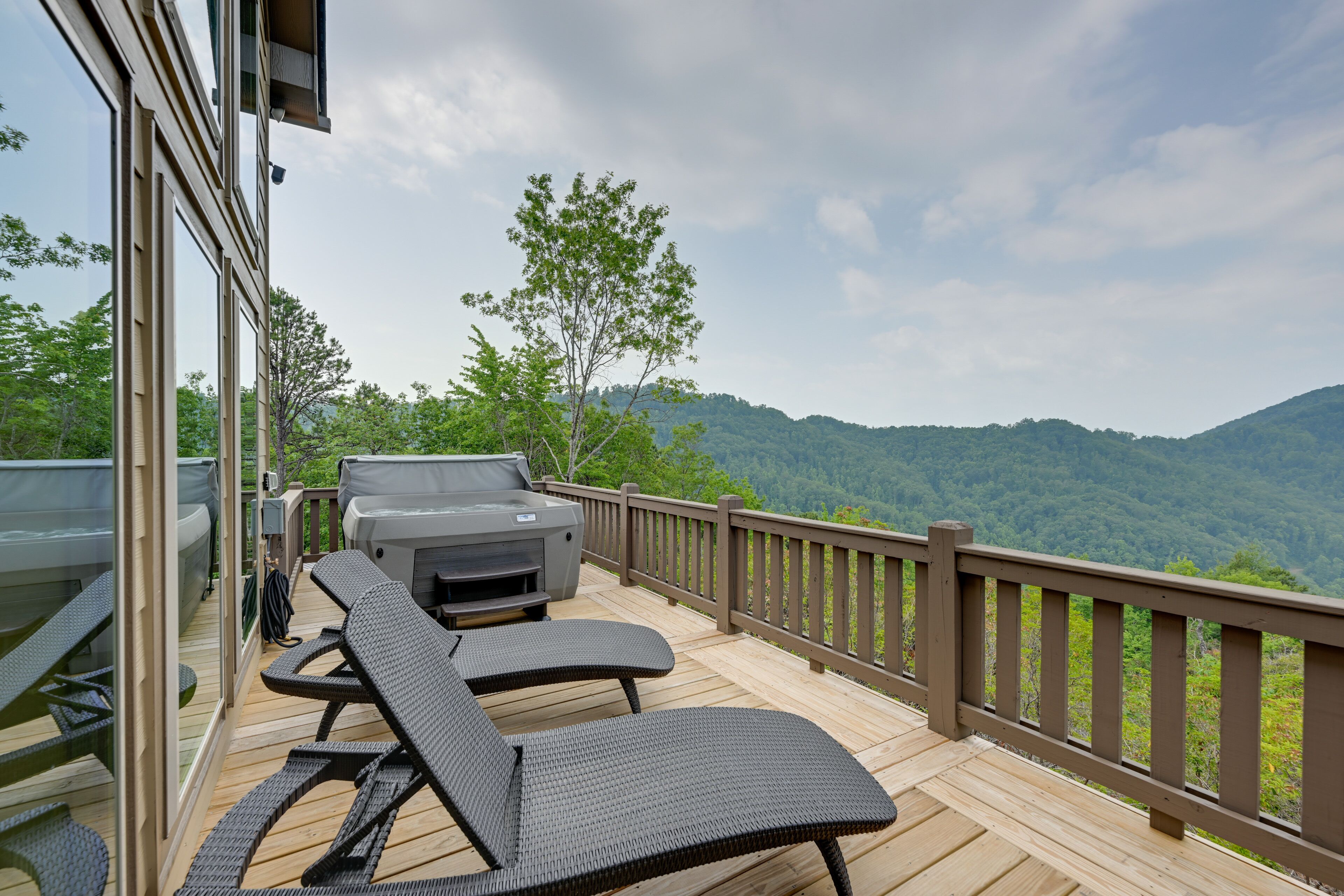 Blue Ridge Mountains Cabin w/ Hot Tub & Fire Pit!