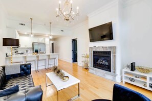 TV, books - Fayetteville Vacation Rental Near UA Campus (Fayetteville)