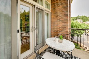 Outdoor dining - Fayetteville Vacation Rental Near UA Campus (Fayetteville)