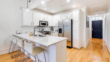 Fridge, microwave, stovetop, dishwasher