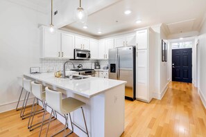 Fridge, microwave, stovetop, dishwasher - Fayetteville Vacation Rental Near UA Campus (Fayetteville)