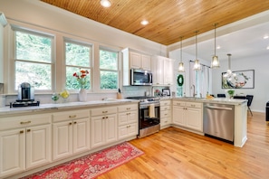 Fridge, microwave, stovetop, dishwasher - Eureka Springs Vacation Rental < 1 Mi to Downtown (Eureka Springs)