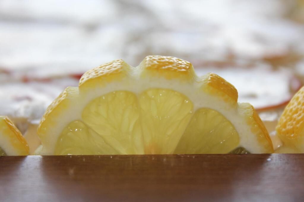 Primer plano de una rodaja de limón con superficie rugosa.