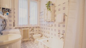 Bathtub, hair dryer, bidet, towels - A casa di Andrea - One Bedroom Apartment, Sleeps 6 (Desenzano del Garda)