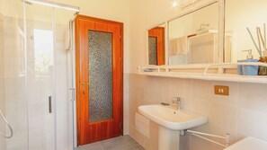 Tina, secadora de cabello, bidet, toallas 
