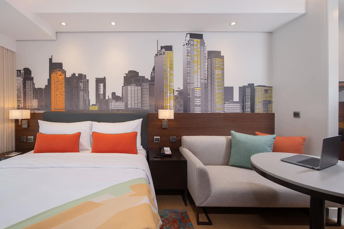 1 habitación, edredón, caja de seguridad en la habitación y escritorio