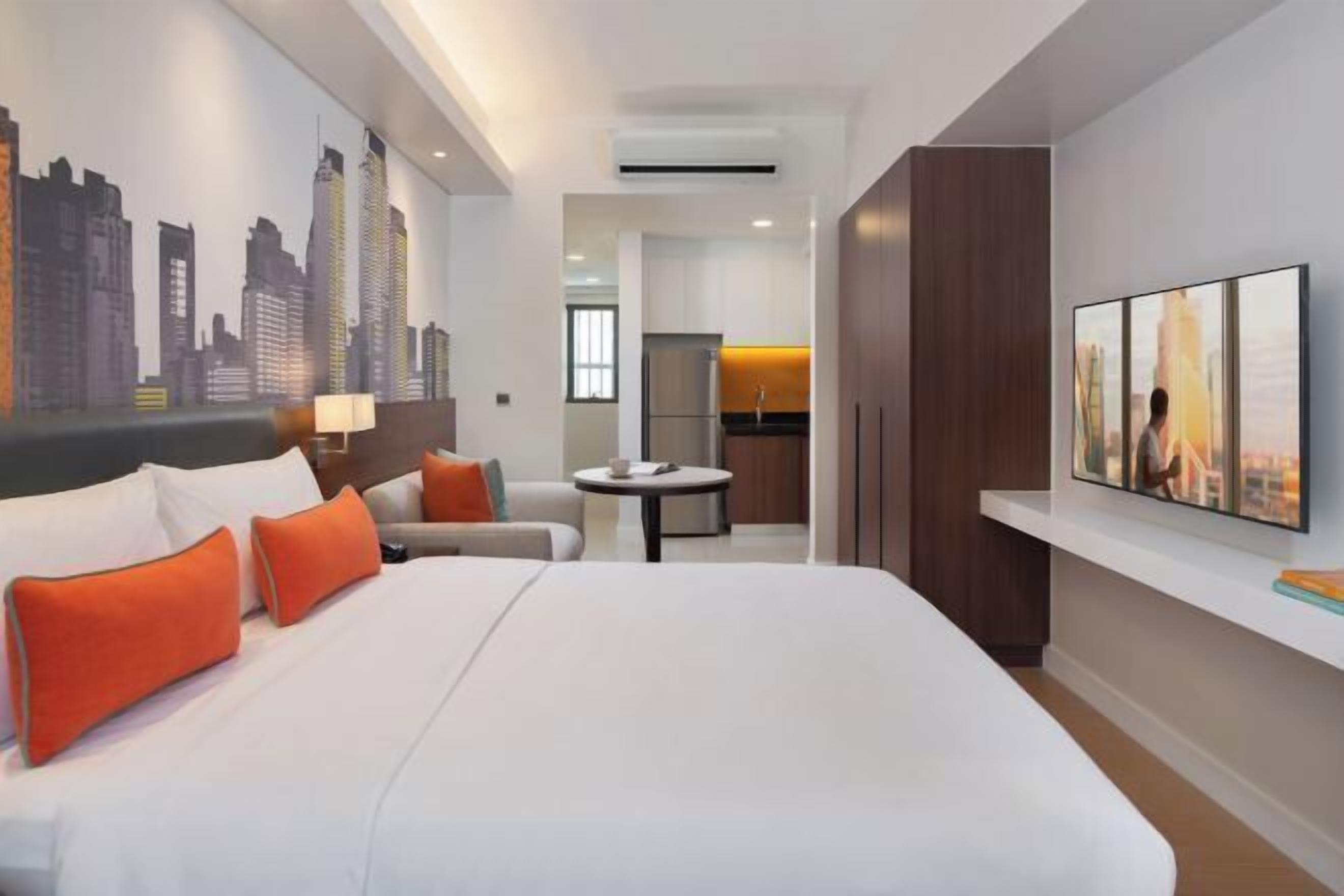 Down comforters, in-room safe, desk, blackout drapes