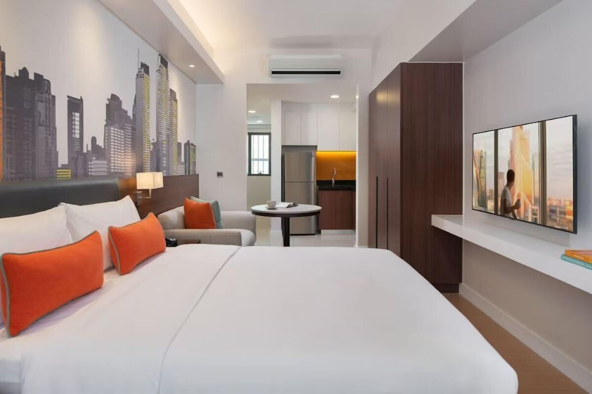 Down comforters, in-room safe, desk, blackout drapes