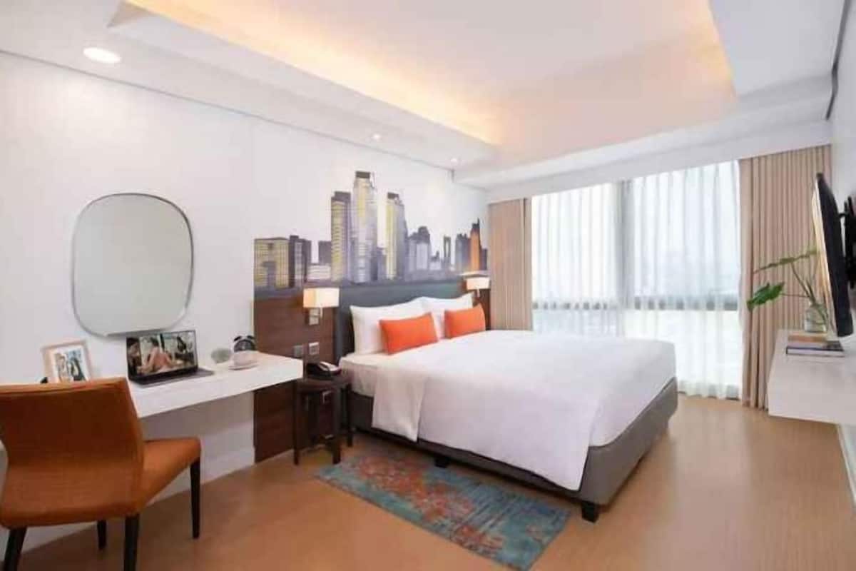 Untuvapeitot, tallelokero huoneessa, työpöytä, pimennysverhot