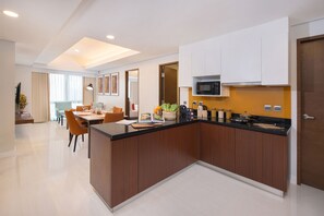 Fridge, microwave, stovetop, coffee/tea maker - Citadines Benavidez Makati (Makati)