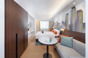 Estudio Premier | Edredones de plumas, caja fuerte, escritorio y cortinas opacas