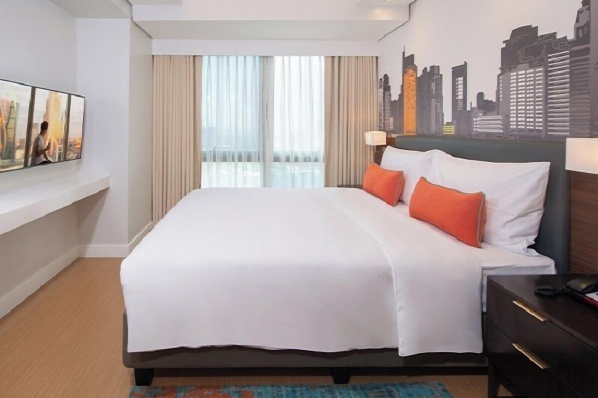 Down comforters, in-room safe, desk, blackout drapes