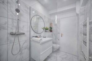 Dusche, Haartrockner, Handtücher, Toilettenpapier