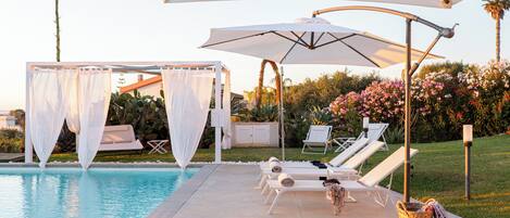 Piscine à débordement, chaises longues