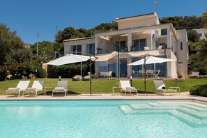 Infinity-Pool, Liegestühle