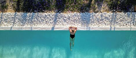 Una piscina infinita, sillones reclinables de piscina