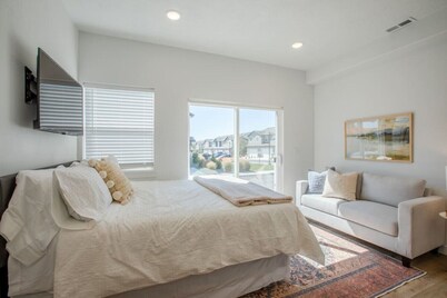 Long Stays | Fast Wifi | New Basement Studio