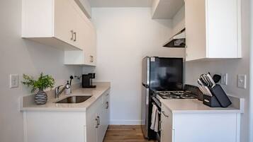 Refrigerador, parrilla de estufa y cafetera y tetera