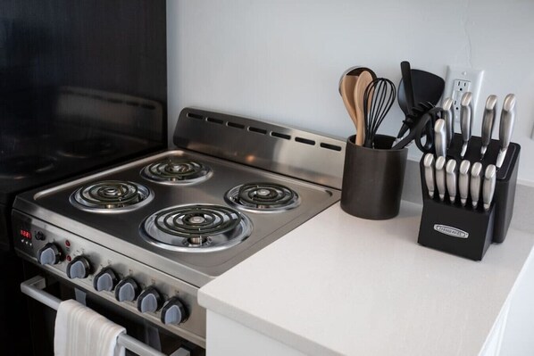 Refrigerador, parrilla de estufa y cafetera y tetera 