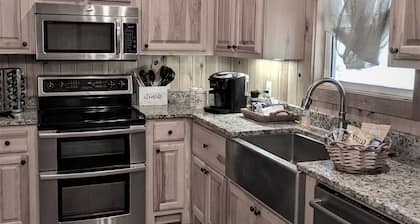 Secluded cabin just 2.5 miles from Troy University