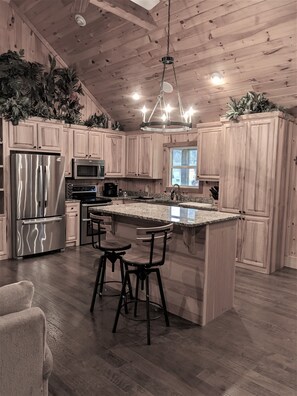 Fridge, microwave, oven, stovetop - Secluded cabin just 2.5 miles from Troy University (Troy)