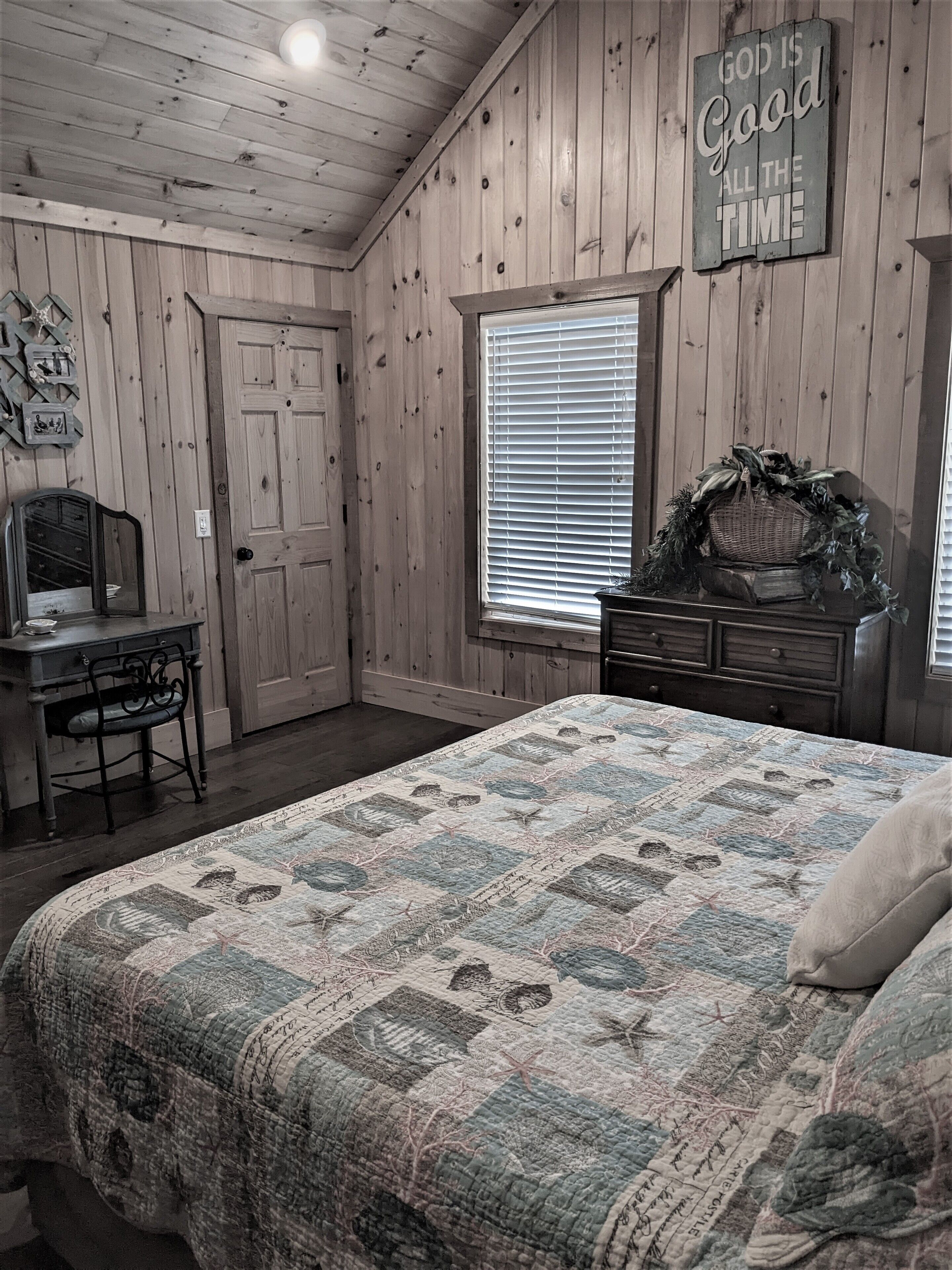 1 chambre, bureau, fer et planche à repasser, lit parapluie