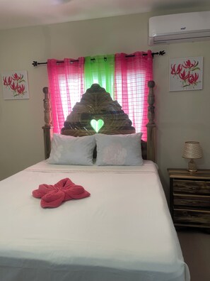Room - The Chill Spot @oceanpointe with Pool & Gym (Lucea)