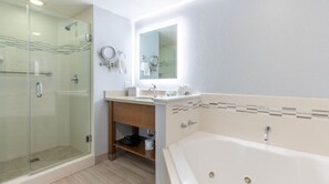 Bañera de hidromasaje, secador de pelo, toallas y jabón